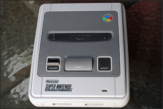 SNES-Konsole frontal